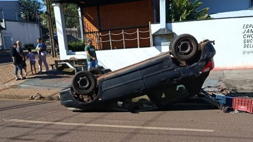 Carro capota após acidente no Bairro Canadá em Cascavel Imagem referente a Carro capota após acidente no Bairro Canadá em Cascavel