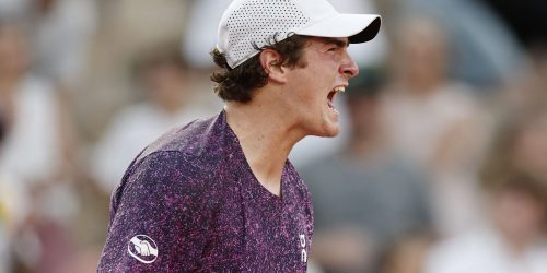 João Fonseca vira sobre croata e vai encarar Djoko em Roland Garros Imagem referente a João Fonseca vira sobre croata e vai encarar Djoko em Roland Garros