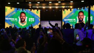 Neymar não treina em apresentação e preocupa a duas semanas da Copa Neymar não treina em apresentação e preocupa a duas semanas da Copa