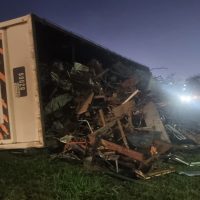 Imagem referente a Carreta carregada com sucata tomba na BR-277 em Cascavel