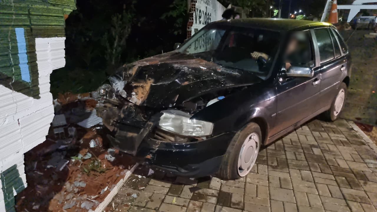 Imagem referente a Motorista perde controle após ser fechado por motociclista e bate contra muro no Interlagos