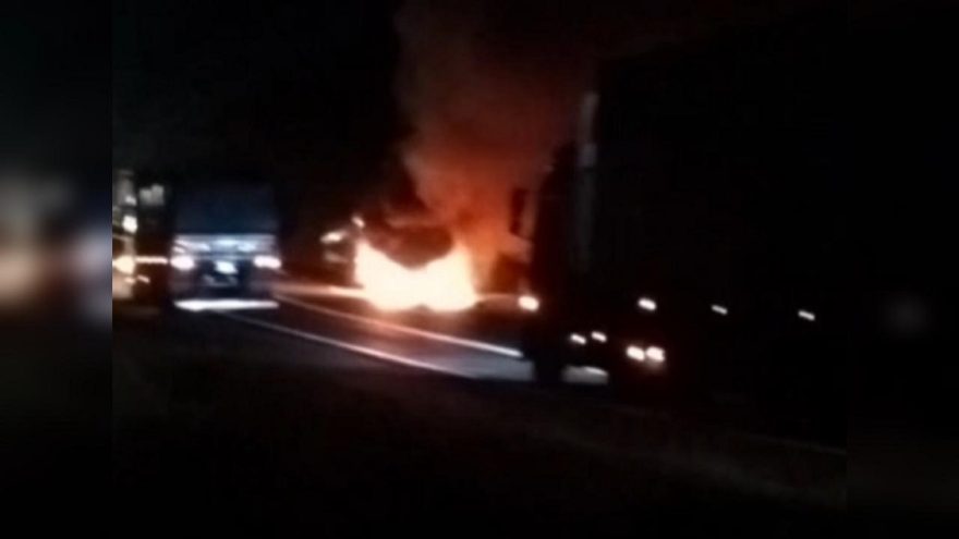 IMPRESSIONANTE: chamas atingem carreta entre Candói e Cantagalo; veja vídeo