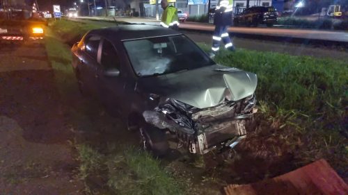Carro colide contra guard-rail na BR-277 em Cascavel e motorista é levado para atendimento médico Imagem referente a Carro colide contra guard-rail na BR-277 em Cascavel e motorista é levado para atendimento médico