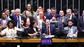 Câmara aprova, em dois turnos, PEC pelo fim da escala 6x1