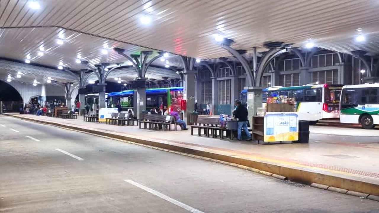 Entre ônibus e passos apressados, Cascavel amanhece sob céu limpo nesta quinta-feira