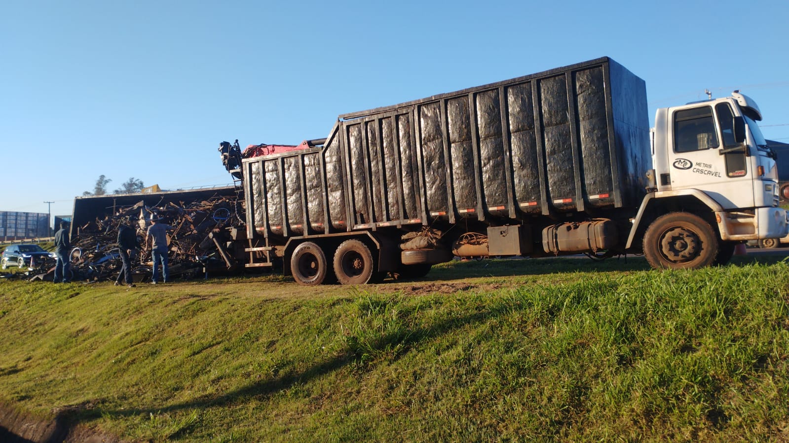 Atenção: Transbordo de carga é realizado para liberação total da BR-277