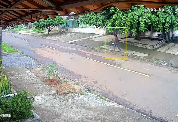 Veja suspeito abordando moradores durante possível golpe que deixou idosa dopada