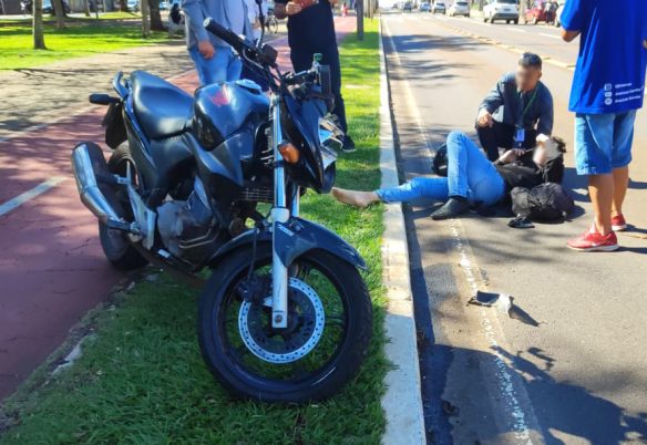 Motociclista é socorrido após acidente com Fiesta no Centro de Cascavel