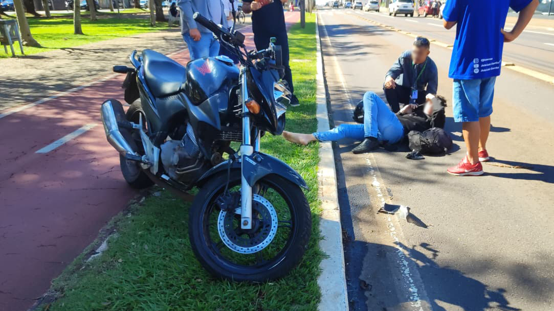 Motociclista é socorrido após acidente com Fiesta no Centro de Cascavel