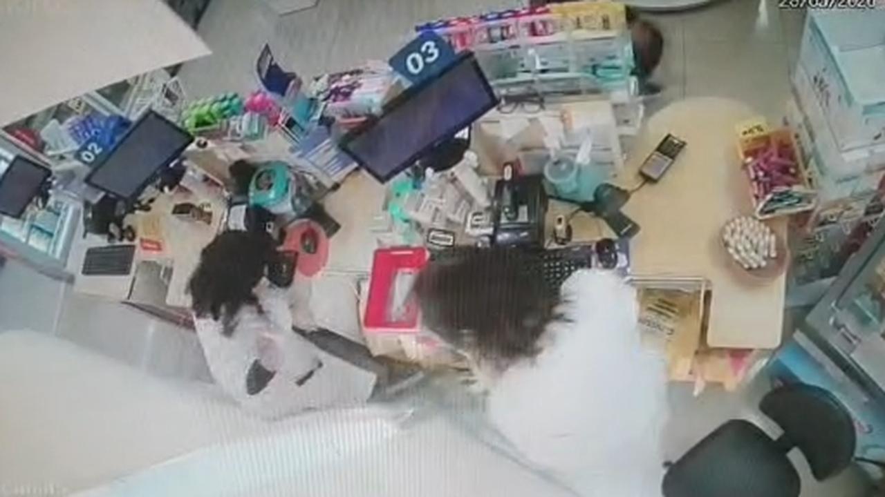 Vídeo: carro invade farmácia e assusta funcionários em Cascavel
