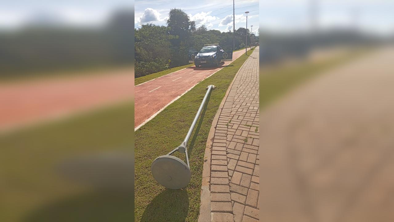 Poste de iluminação é danificado para furto de fios no Ecopark Morumbi