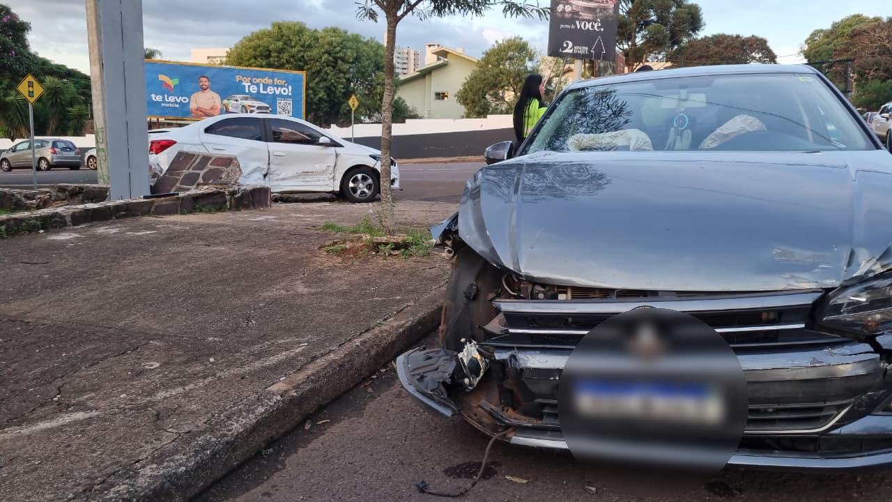 Prisma invade calçada após forte colisão com Virtus