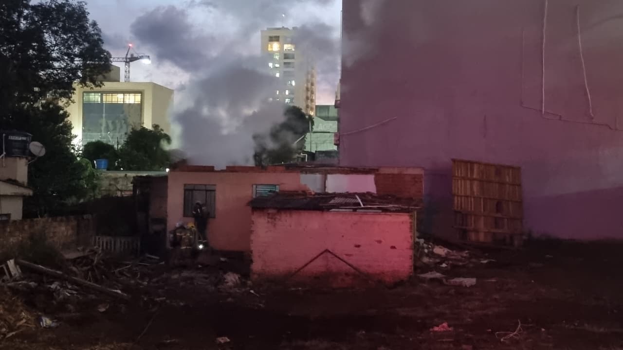 Incêndio atinge residência abandonada no Centro de Cascavel e mobiliza bombeiros