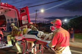 Idoso fica gravemente ferido após colisão entre Corsa e moto elétrica 