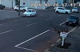Câmera de segurança registra forte colisão entre carros no Bairro Parque São Paulo, em Cascavel