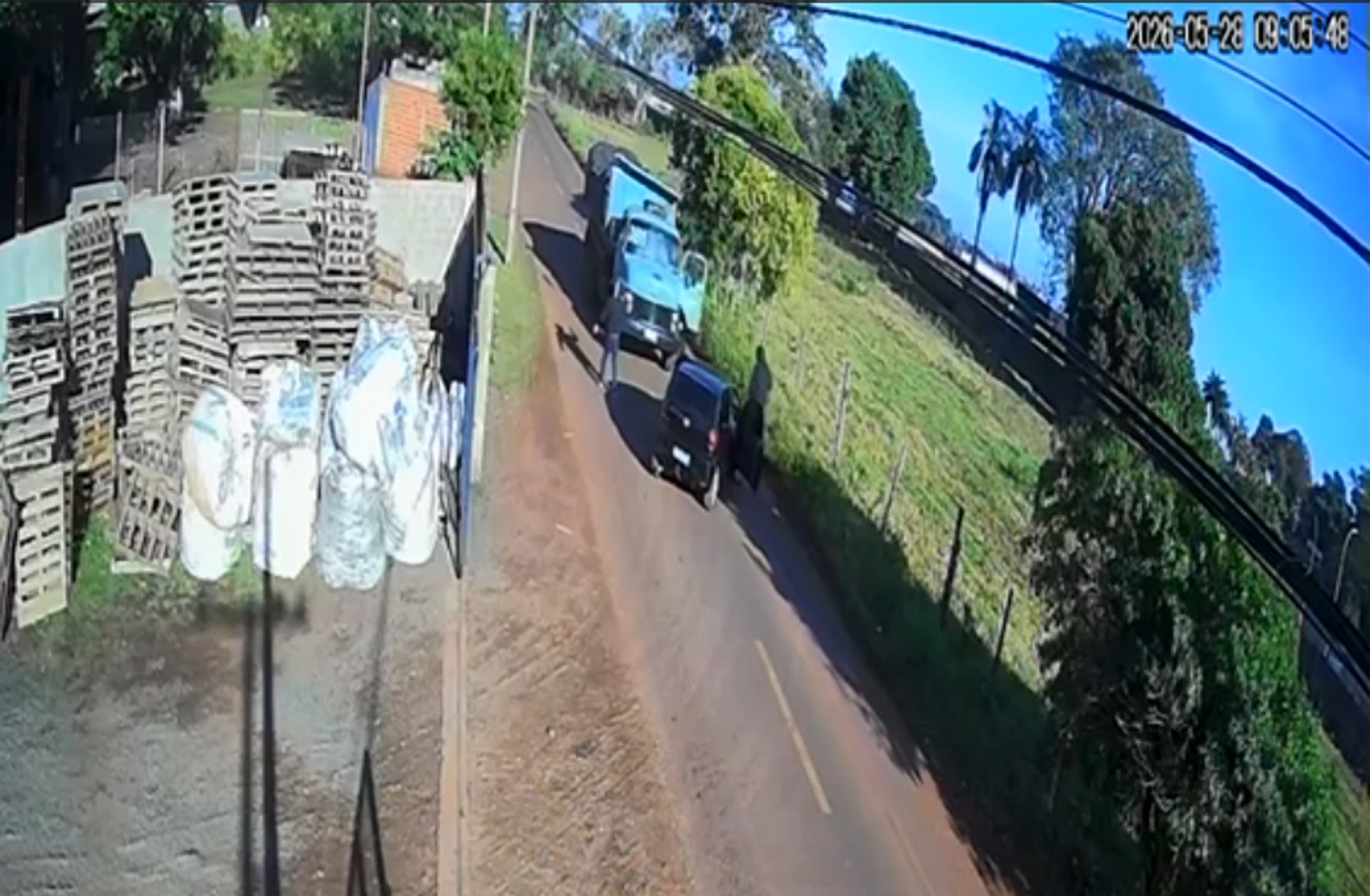 Veja o momento em que bandidos fortemente armados roubam caminhão carregado com cobre