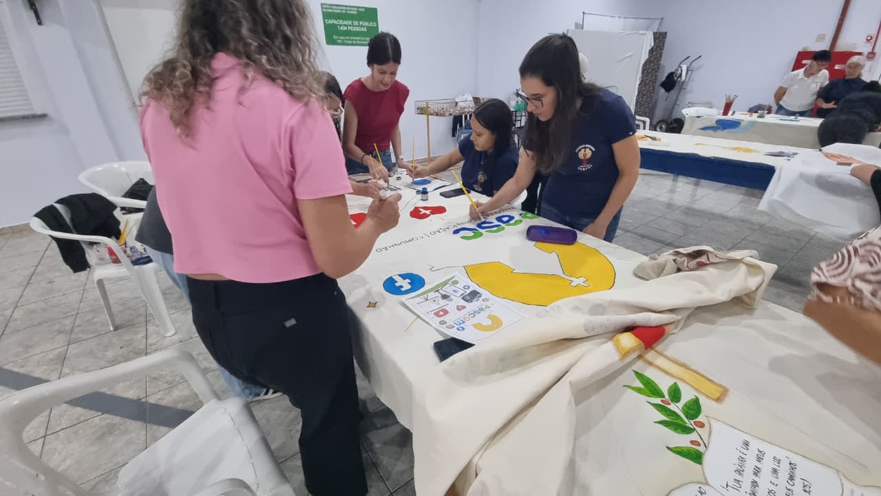 Entre tintas e oração: comunidades de Cascavel mantêm viva a tradição dos tapetes de Corpus Christi