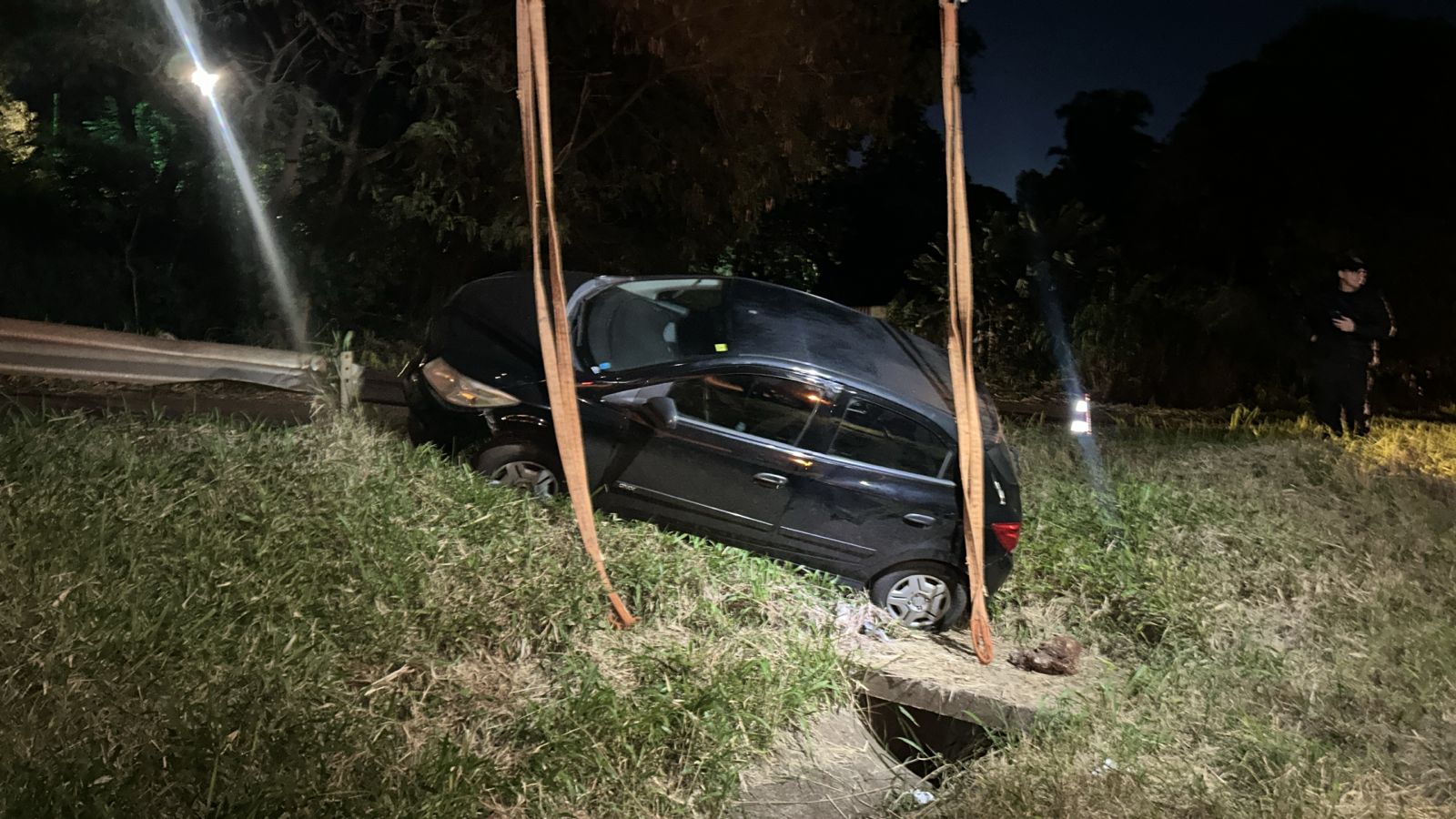 Motorista passa mal e colide Onix contra Guard Rail na PRc-467