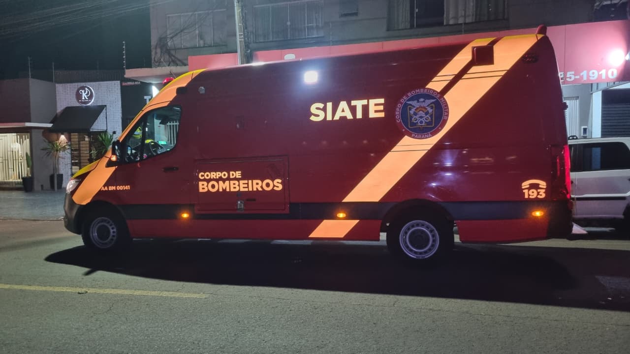 Jovem de 20 anos sofre corte ao quebrar porta de vidro no Centro