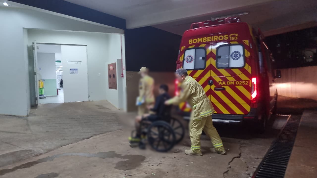 Jovem de 22 anos se machuca jogando bola e é socorrido pelo Siate em Cascavel