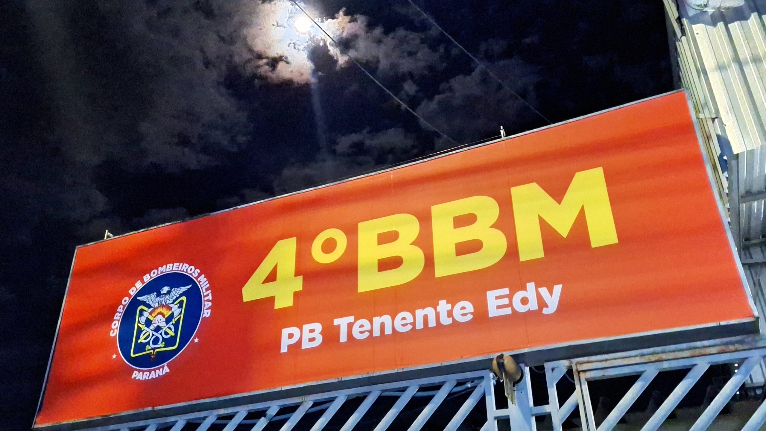 Família busca ajuda e bombeiros removem anel preso em dedo de adolescente