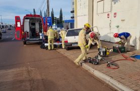 Uno fica com a frente destruída após carro sair da pista e atingir pilar de empresa na Carlos Gomes