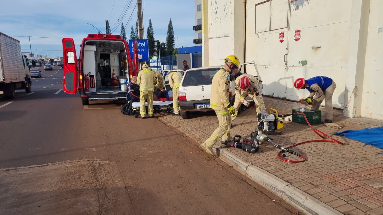Uno fica com a frente destruída após carro sair da pista e atingir pilar de empresa na Carlos Gomes