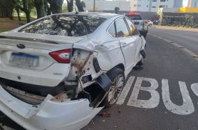 Carro bate contra poste na curva da Praça do Migrante em Cascavel