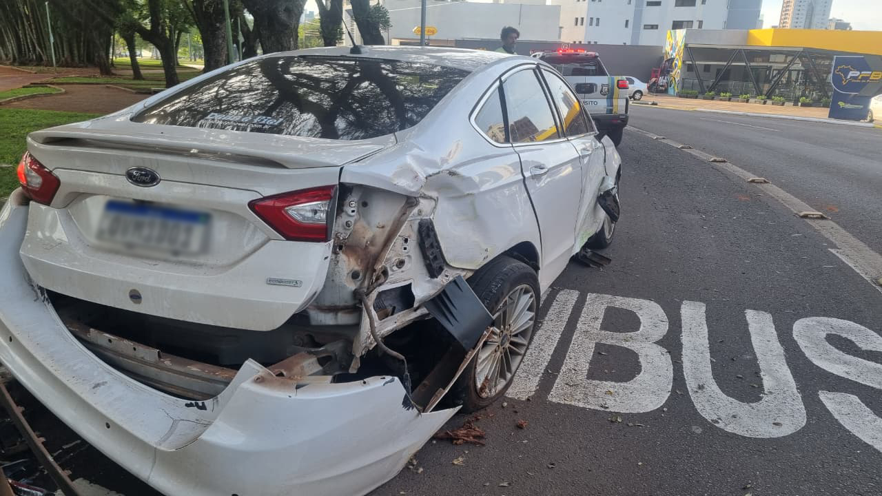 Carro bate contra poste na curva da Praça do Migrante em Cascavel