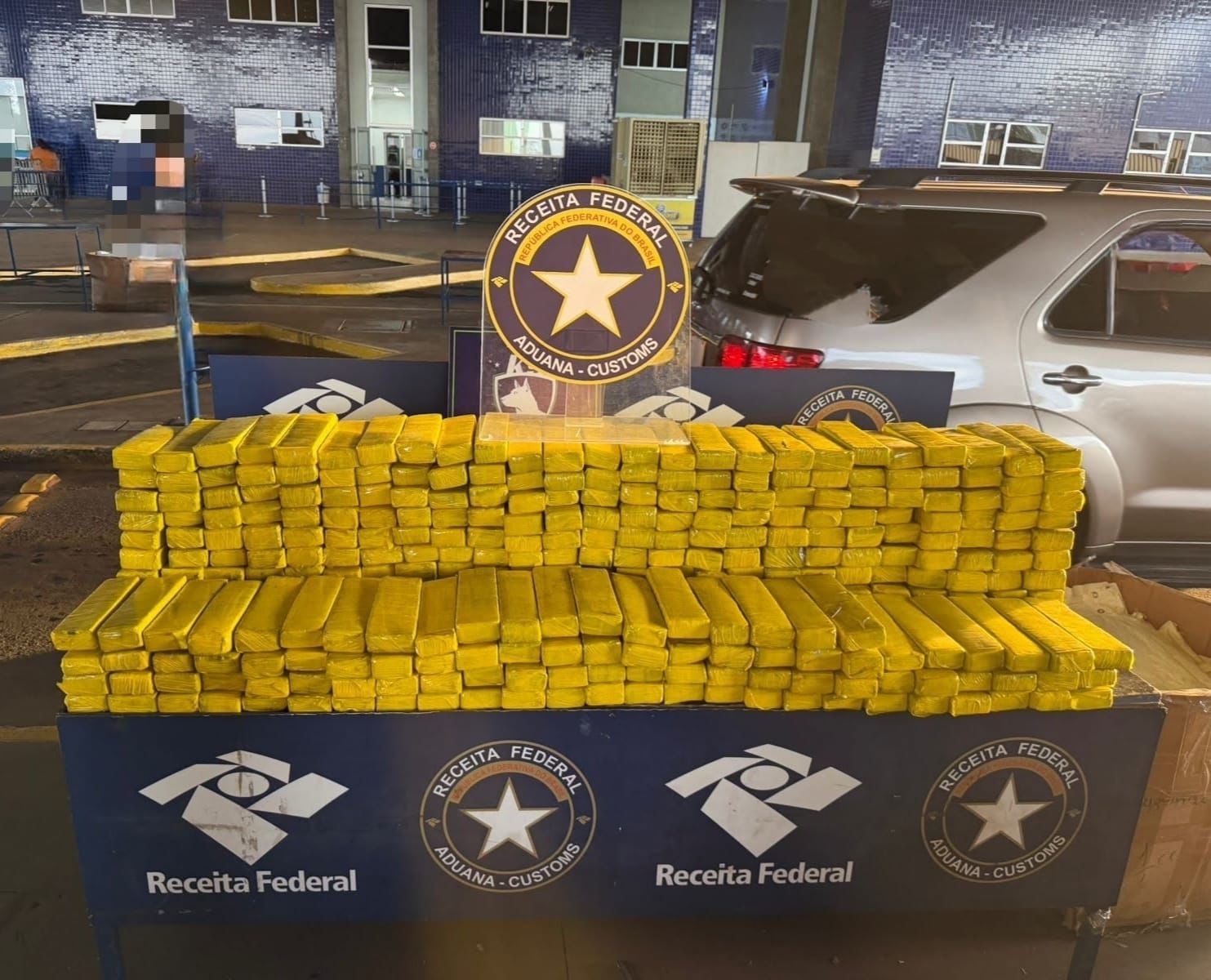 Receita Federal apreende 170 kg de maconha escondidos em caminhão na Ponte da Amizade