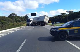 Colisão entre carretas interdita BR-277 em São José dos Pinhais e causa bloqueio no sentido litoral