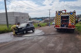 Bombeiros combatem incêndio em veículo na Região da FAG