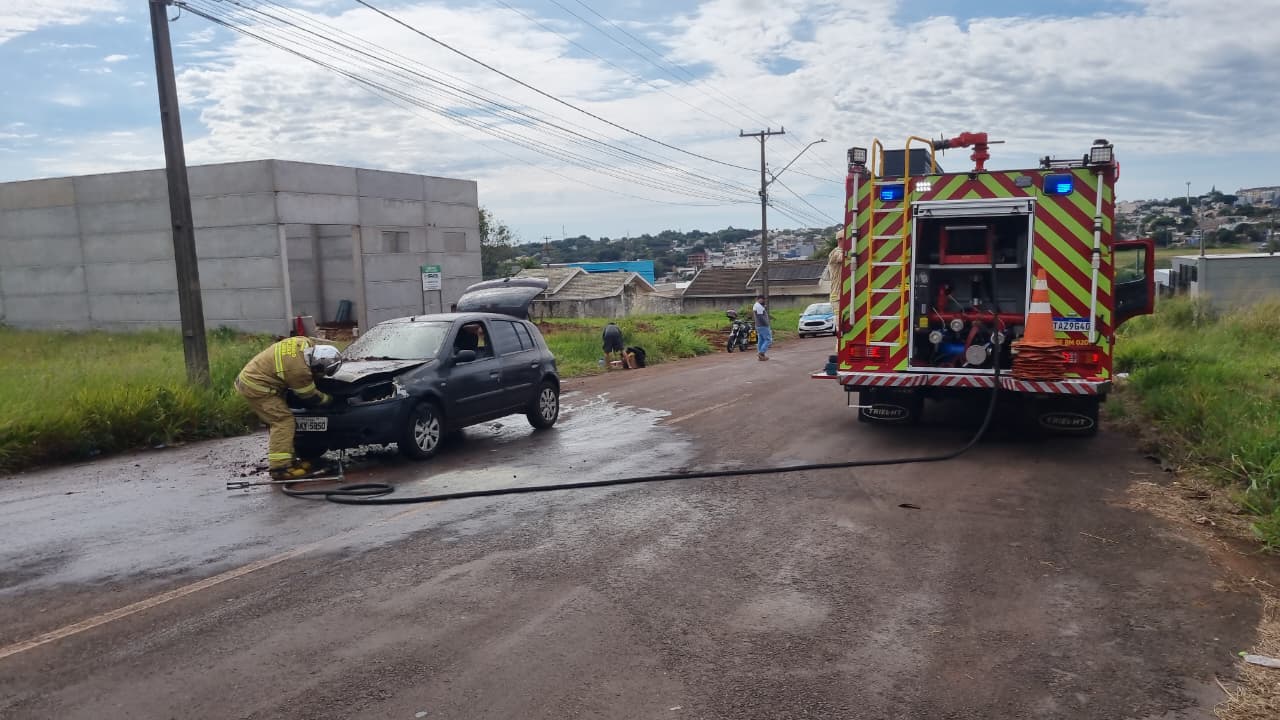 Bombeiros combatem incêndio em veículo na Região da FAG