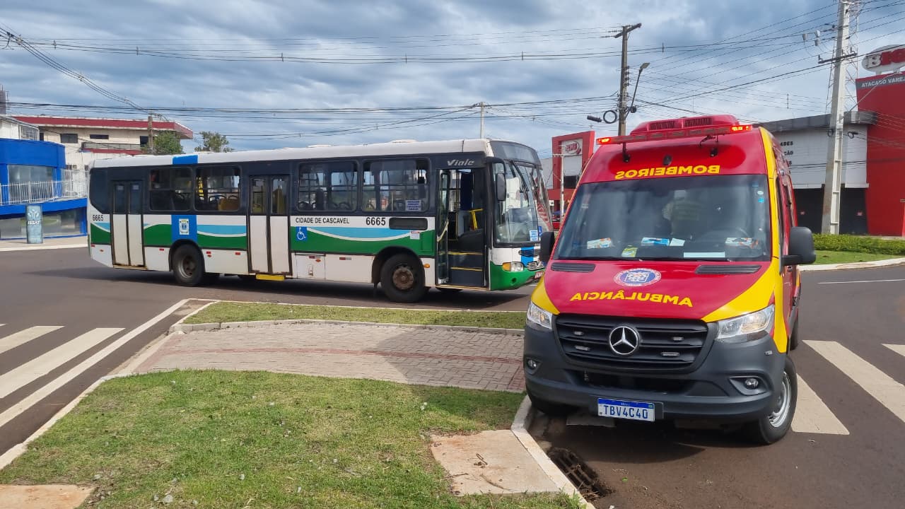 Idosos ficam feridos após acidente entre ônibus e Citroën C3 em Cascavel