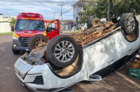 Toyota SW4 capota após acidente no Bairro Neva em Cascavel