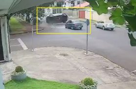 Veja momento em que SW4 capota após forte batida com Etios
