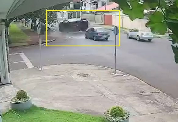 Veja momento em que SW4 capota após forte batida com Etios