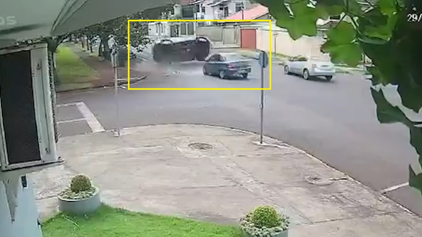 Veja momento em que SW4 capota após forte batida com Etios