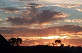 Nuvens “derretendo” chamam a atenção e impressionam moradores em Cascavel