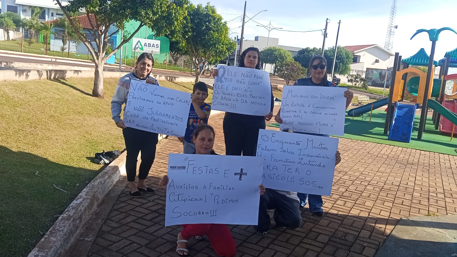 Mães protestam contra ‘abandono’ a crianças autistas em Santa Tereza do Oeste