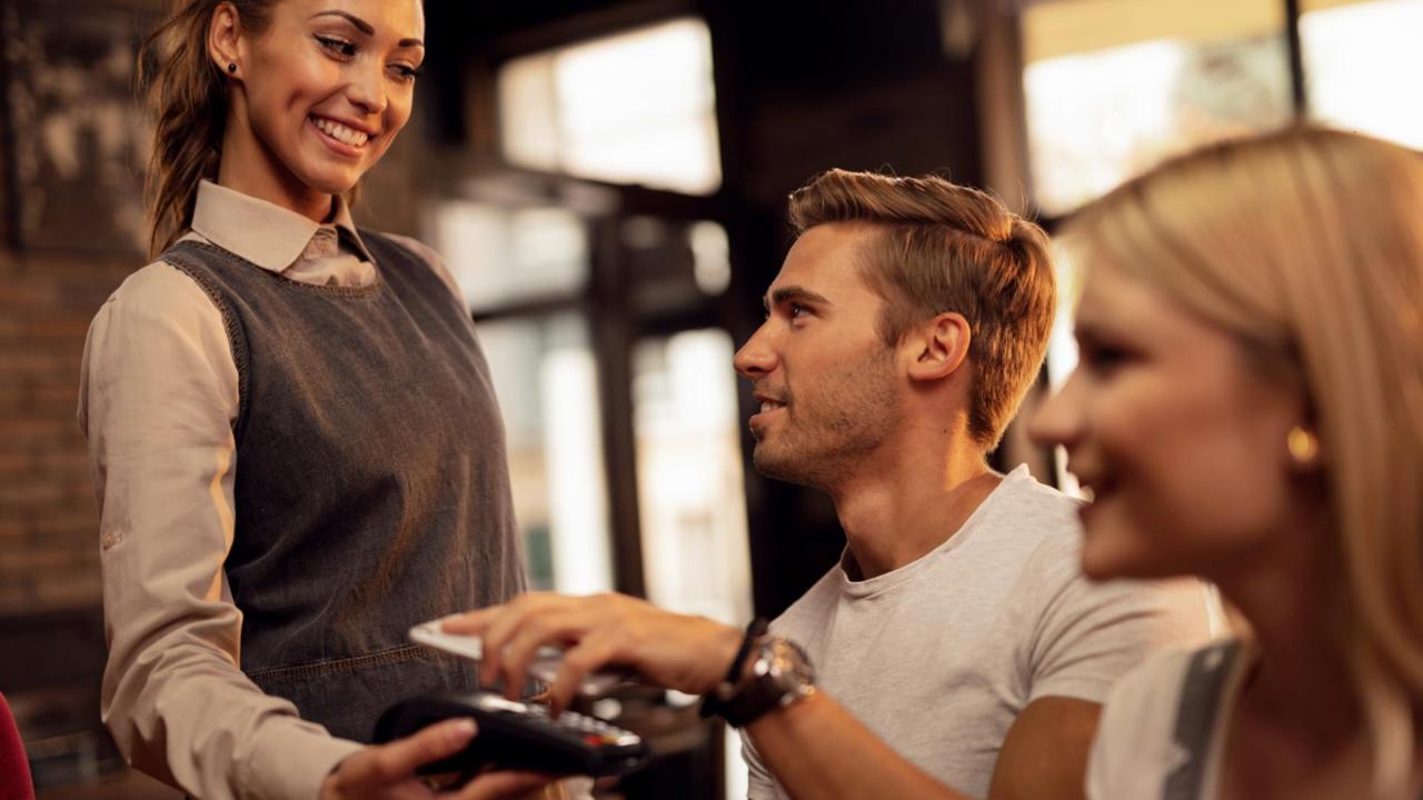 Como elevar a experiência do cliente em bares Imagem referente a Como elevar a experiência do cliente em bares