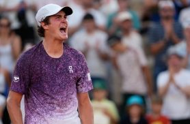 João Fonseca tem atuação épica, vence Djokovic de virada em Roland Garros