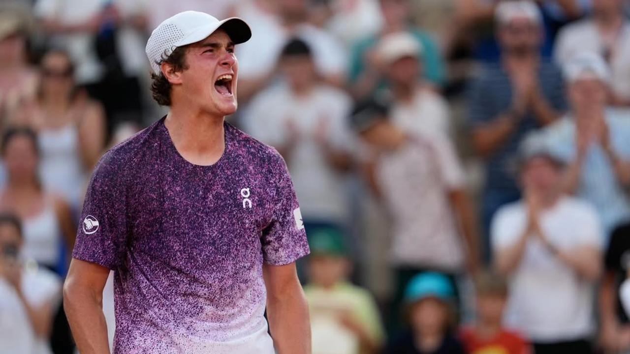 João Fonseca tem atuação épica, vence Djokovic de virada em Roland Garros