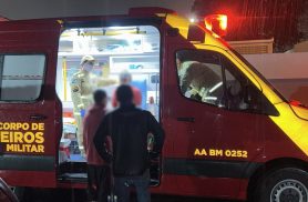 Corsa bate na traseira de caminhão estacionado no Santa Felicidade e deixa homem ferido