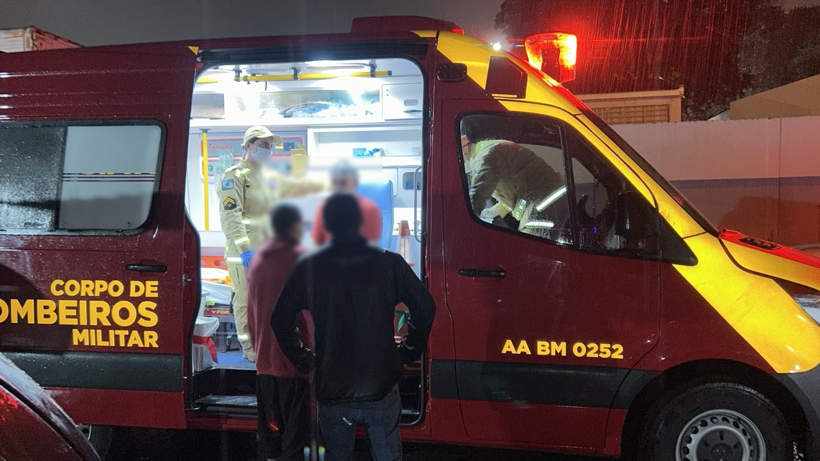 Corsa bate na traseira de caminhão estacionado no Santa Felicidade e deixa homem ferido