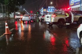 Chuva intensa contribui para colisão entre Celta e Mercedes em Cascavel