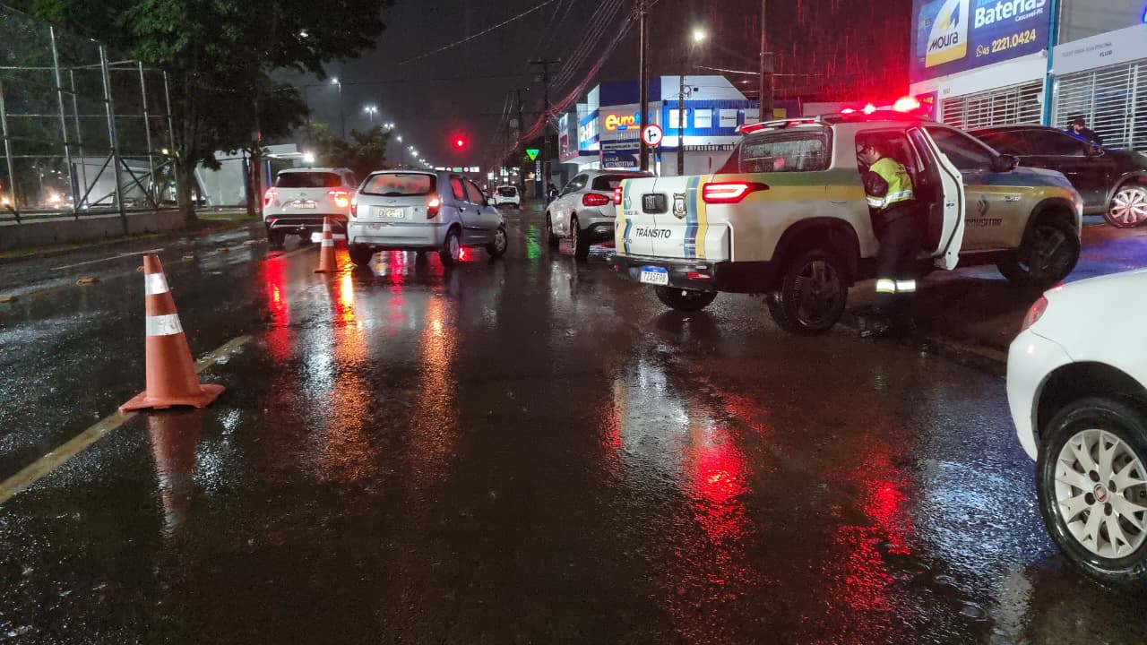 Chuva intensa contribui para colisão entre Celta e Mercedes em Cascavel