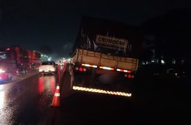 Falha mecânica faz caminhão carregado com grãos parar em canaleta na BR 277 em Cascavel