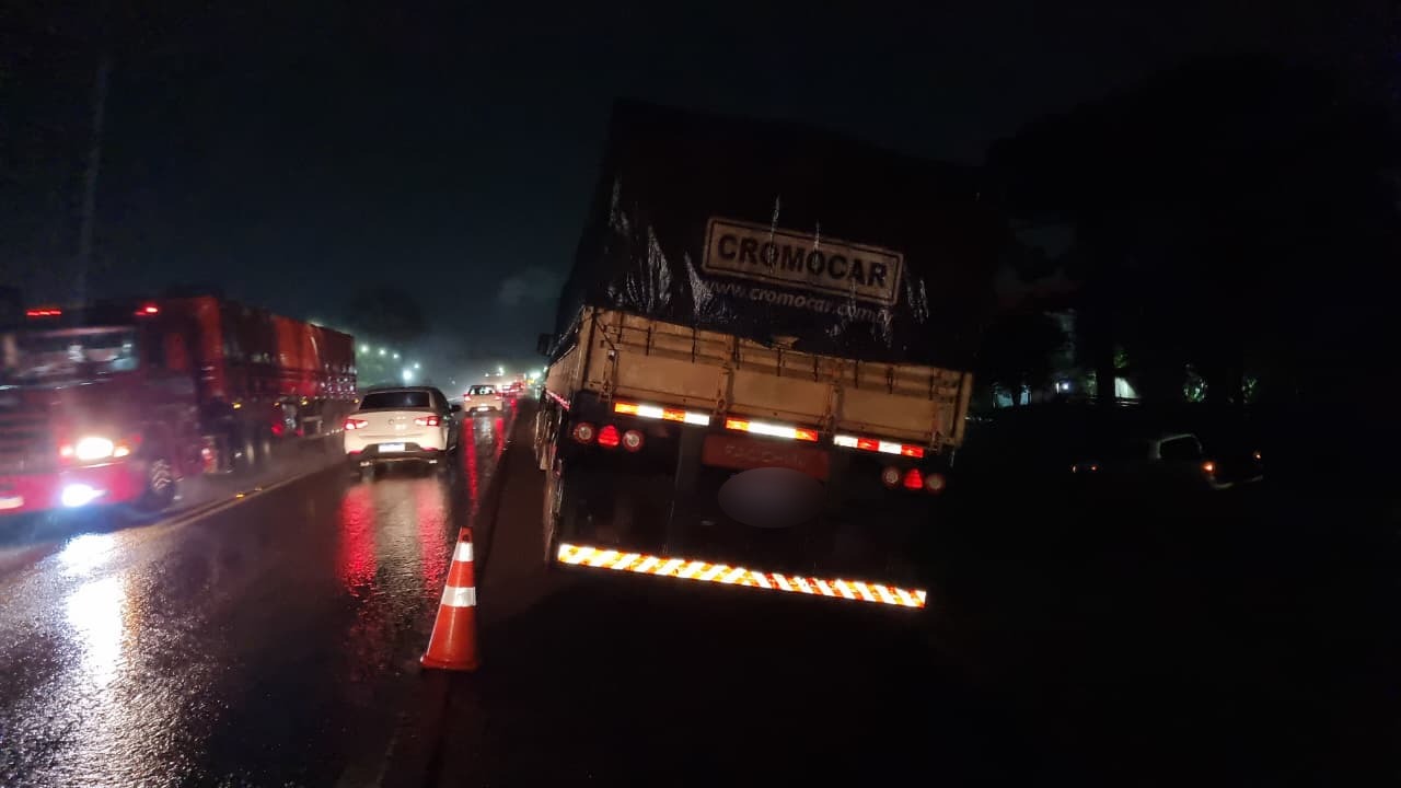 Falha mecânica faz caminhão carregado com grãos parar em canaleta na BR 277 em Cascavel