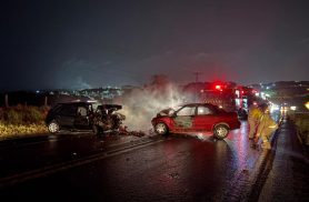 Dois Vizinhos: colisão frontal com incêndio deixa carros destruídos e BR-281 fechada